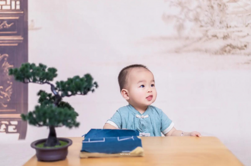 凤城怀孕肚子中间凹两边凸