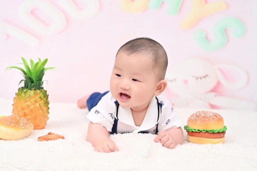 凤城宝宝在妈妈肚子里
